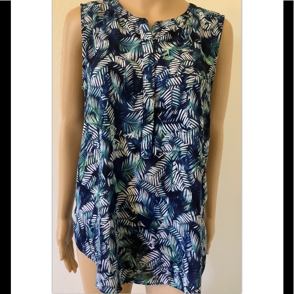 NYDJ sleeveless Pleat Back Split Neck Blouse Sz M regular women’s